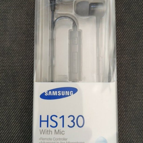 Samsung HS130 wired headphones new with built-in microphone