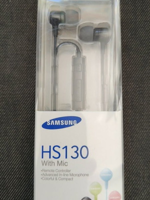 Samsung HS130 wired headphones new with built-in microphone