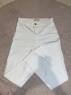 Stradivarius Super Highwaist White Jeans like new