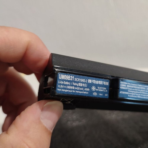 Laptop battery UM09B31 used, unknown functionality
