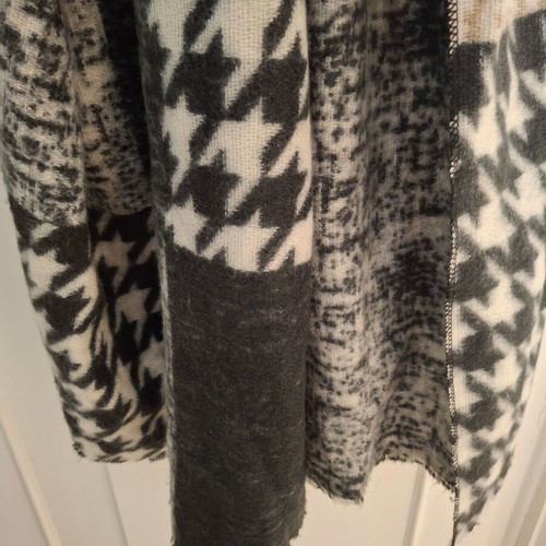 Scarf like new, white and gray