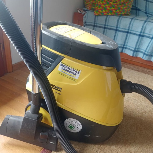 Karcher DS 5600 vacuum cleaner with water like new for home and office