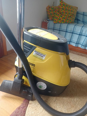 Karcher DS 5600 vacuum cleaner with water like new for home and office