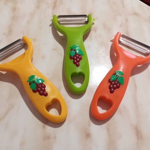 Set of 3 kitchen peelers new for peeling fruits and vegetables