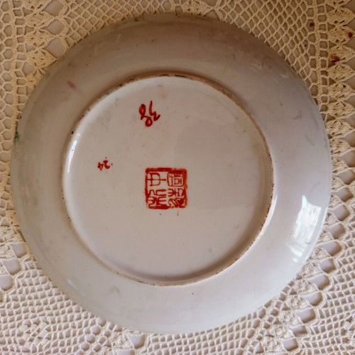 Porcelain plate with oriental figures, vintage Rose Medallion style, 21 cm