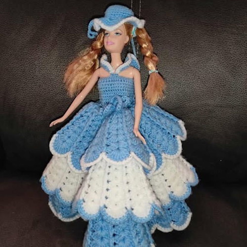 Barbie με χειροποίητο πλεκτό φόρεμα σαν καινούργια