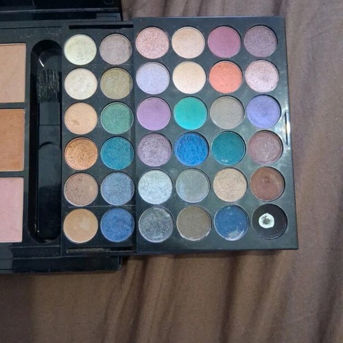 Makeup palette used with 36 lip colors, 6 blushes, 36 eyeshadows and mirror