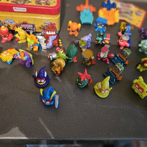 Super Zings collector tin with 30 figures and 2 cars like new