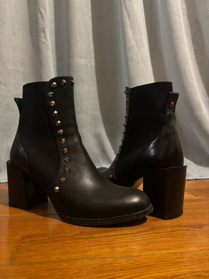 Karida leather black booties like new with studs and elastic