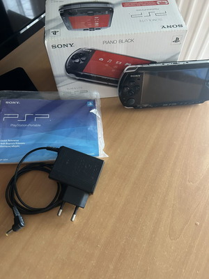 PlayStation Portable PSP 3004 конзола употребявана с 15 игри и оригинална кутия