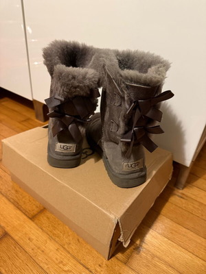 Ugg women's boots like new, gray, size 37 with bows