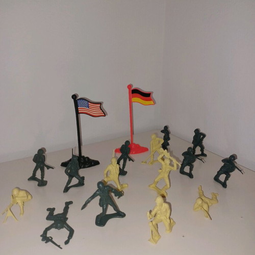 Toy soldiers like new, set of 15 soldiers and 2 flags