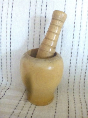 Ξύλινο γουδί μεσαίου μεγέθους μεταχειρισμένο