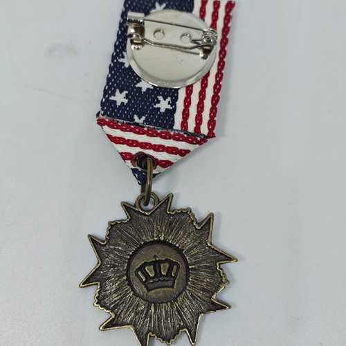 Vintage decorative medal with American flag and crown like new