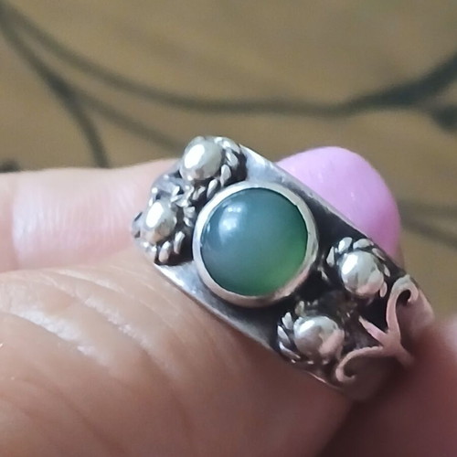 Silver 925 ring with jade stone, size 17mm like new