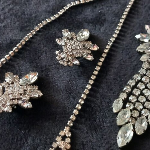 Rhinestone jewelry set with clip-on earrings, like new