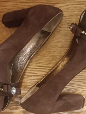 Lorelle Peep Toe Heels size 37, brown suede, like new