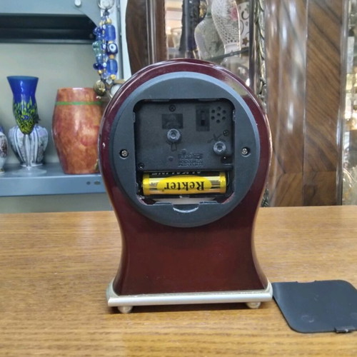 Quartz desk clock like new, battery operated 13x10x4 cm