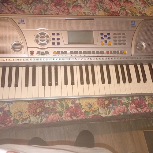 Harmonium with stand, 5 octaves, like new