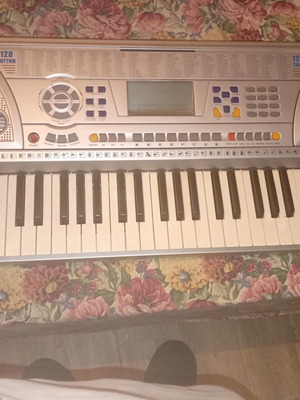 Harmonium with stand, 5 octaves, like new