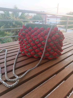 Knitted shoulder bag with strawberries and chain, new, red