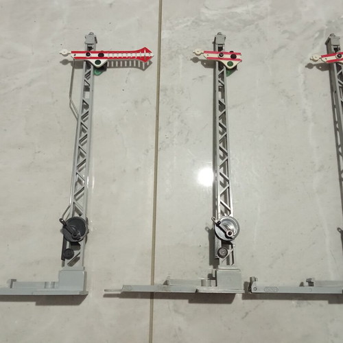 LGB 50300 G Scale Railway Signals, 3 pieces (1 functional + 2 for parts)