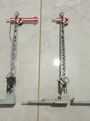 LGB 50300 G Scale Railway Signals, 3 pieces (1 functional + 2 for parts)