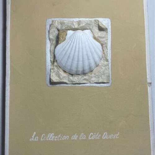 Decorative wall art set used, one panel and two hangings