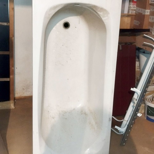Ideal Standard acrylic bathtub, unused, small corner chip