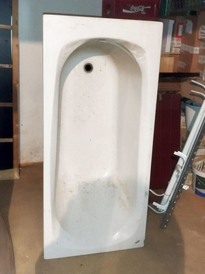 Ideal Standard acrylic bathtub, unused, small corner chip