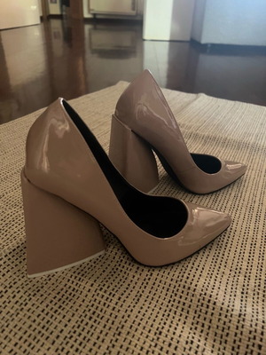 Ego nude pumps with triangular heel like new