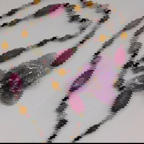 Колие с естествен цвят на орхидея изработено по поръчка