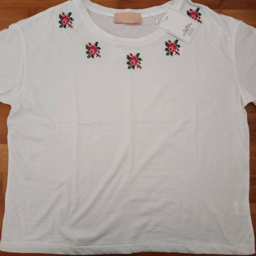 Madame Shoushou Iris t-shirt new, one size, white with embroidered roses
