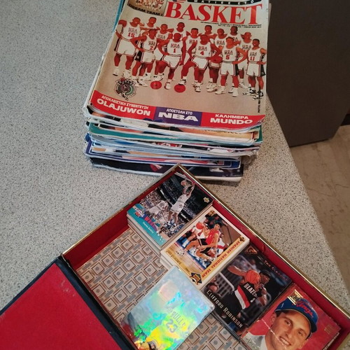 NBA cards 90s like new, pack of 220 with basketball magazines