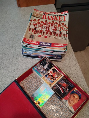 NBA cards 90s like new, pack of 220 with basketball magazines