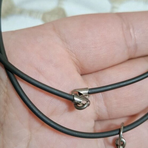 Rubber necklace with leaf used, black