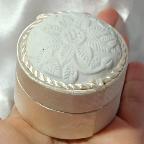 Mini jewelry box like new, beige