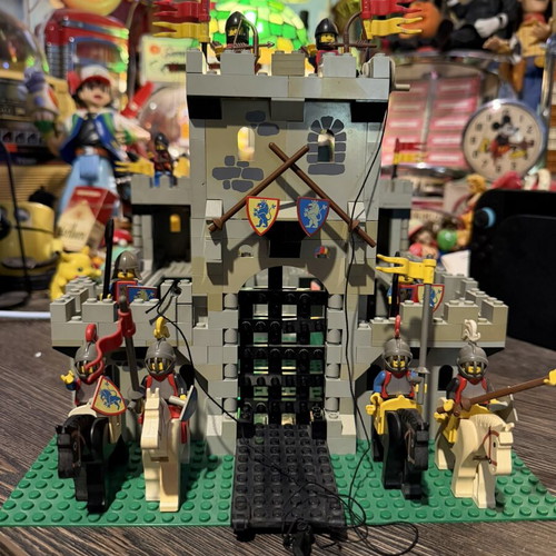 Lego Castle 6080 King’s Castle vintage, used with knights and accessories