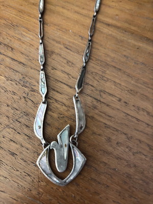 Silver necklace with mother-of-pearl like new
