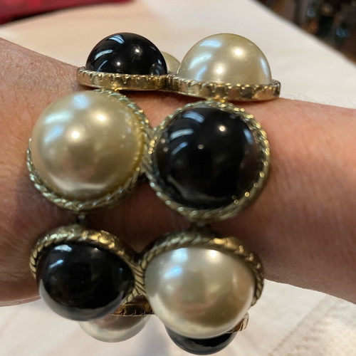 Faux pearl and black cabochon bracelet like new