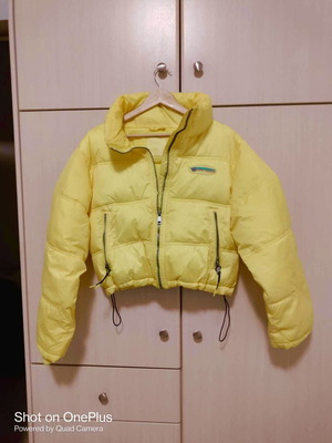 Μπουφάν puffer κίτρινο μεταχειρισμένο Bershka με λάστιχο και φερμουάρ