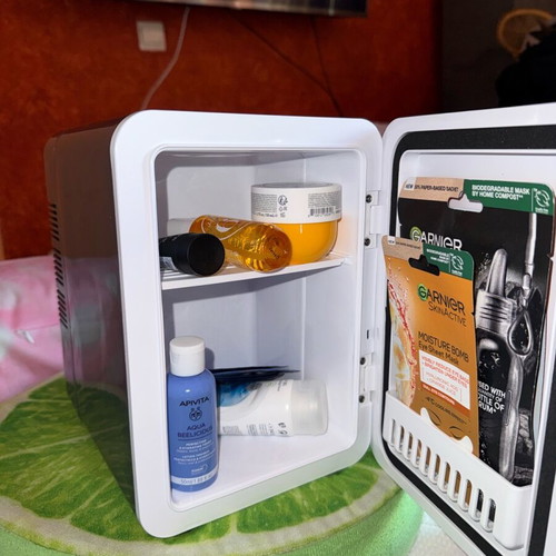 Mini fridge for drinks and skincare like new (5–12W)