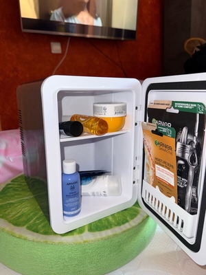 Mini fridge for drinks and skincare like new (5–12W)