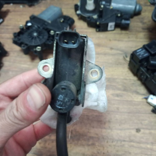 Vacuum valve for turbo Mazda 139700-0700 used