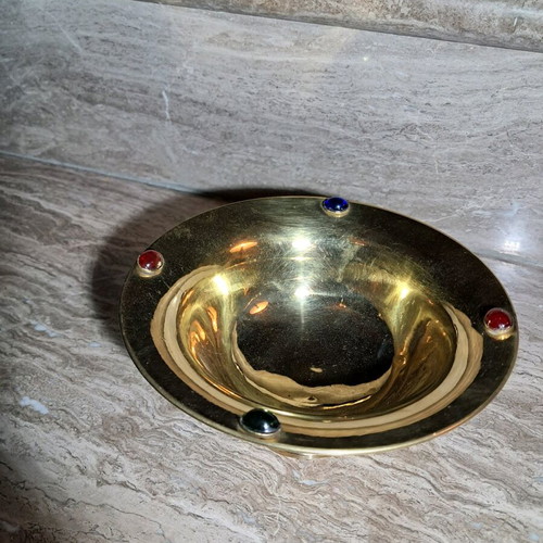 Decorative brass bowl used with 4 stones