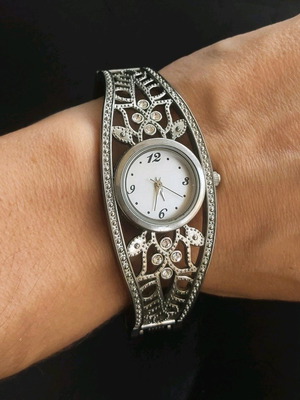 Avon bracelet watch like new for women