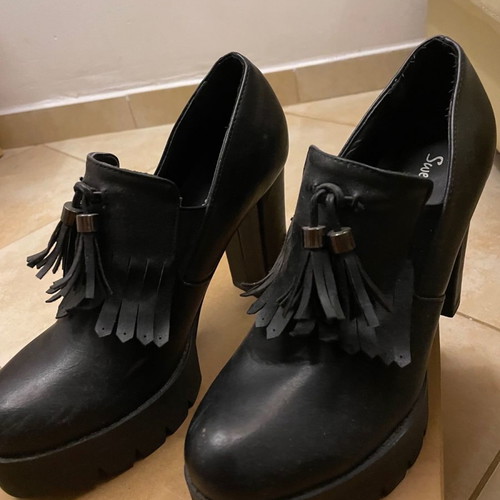 Women's high heel shoes black like new, size 39