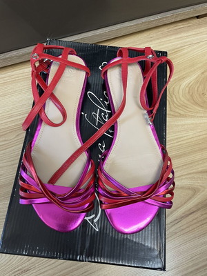 Σανδάλια Guess μέγεθος 37 σαν καινούργια