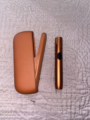 IQOS ILUMA device like new with charging case