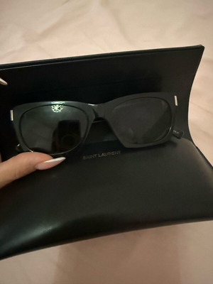 Saint Laurent γυαλιά ηλίου μαύρα κοκκαλινα με τη θήκη του